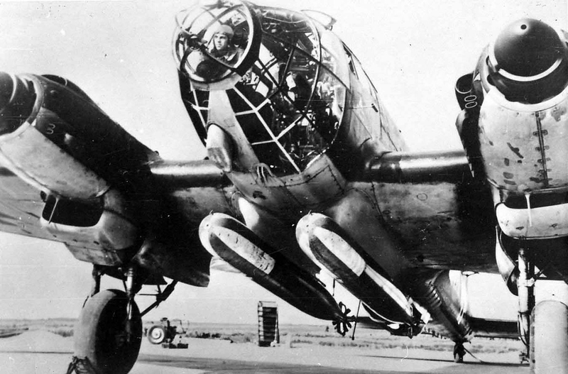 Un Heinkel He-111 alemán armado con torpedos. Foto: World War Photos